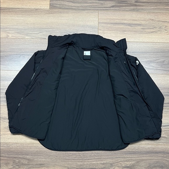 Vuori Canyon Insulated Jacket in Black Size Small - Picture 8 of 14